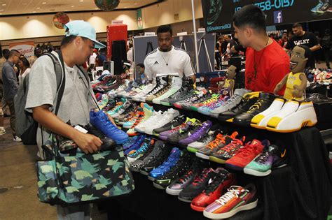 sneaker con.